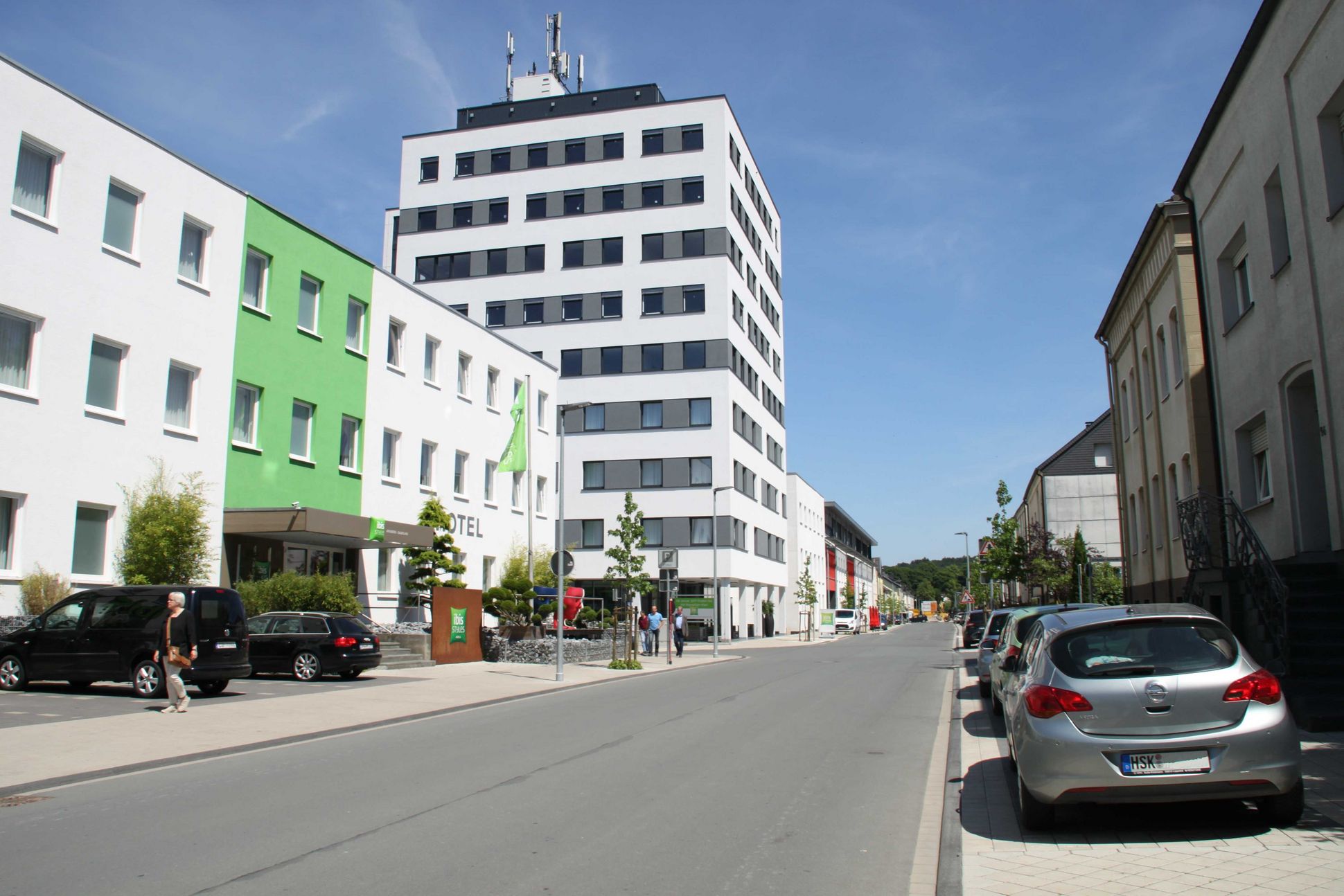 Der Möhneturm und das benachbarte ibis Styles Hotel Sauerland.